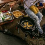 Afuera de las carpas de Randall’s Island, inmigrantes cocinan para vender o donar